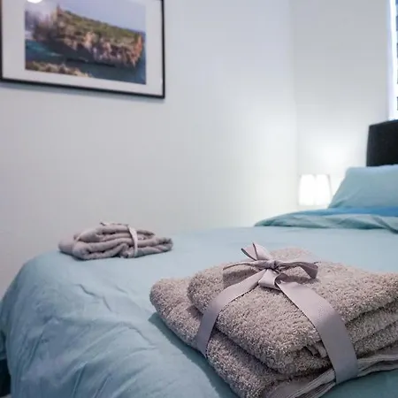 Bright And Spacious In Seaside Town *