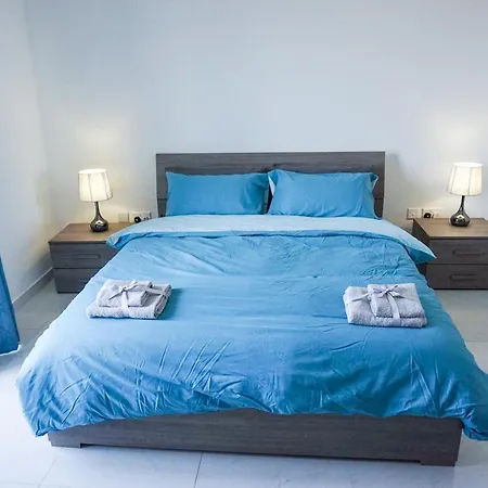 Bright And Spacious In Seaside Town *