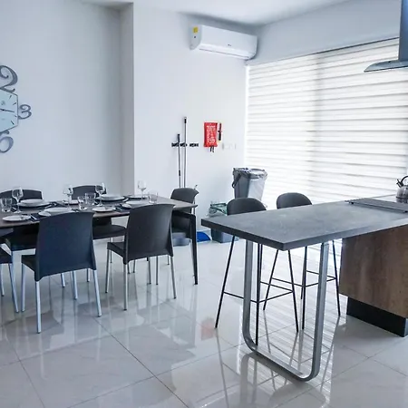 Bright And Spacious In Seaside Town *