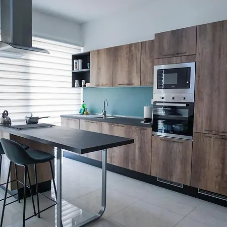 Bright And Spacious In Seaside Town *