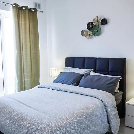 Bright And Spacious In Seaside Town *
