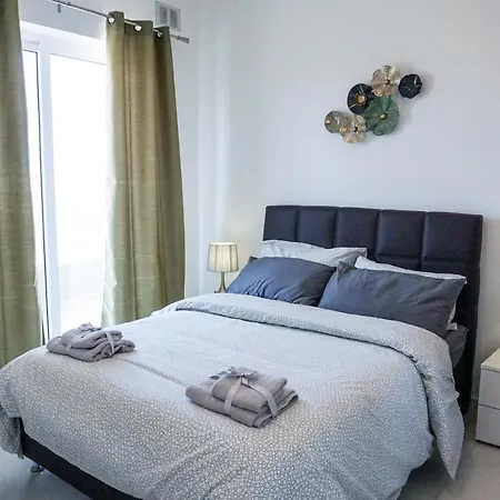 Bright And Spacious In Seaside Town Apartman